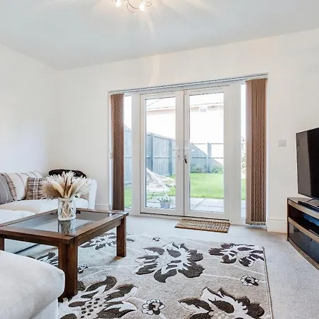 4 Bedroom Town House- Free Parking, Perfect For Families And Contractors Manchester Exterior photo