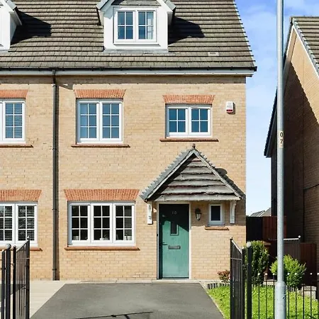 4 Bedroom Town House- Free Parking, Perfect For Families And Contractors Manchester Exterior photo