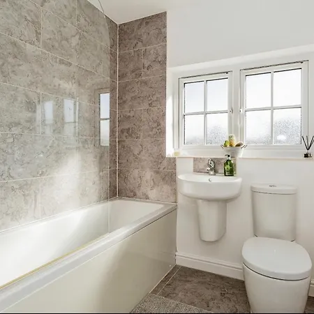 4 Bedroom Town House- Free Parking, Perfect For Families And Contractors Manchester Exterior photo