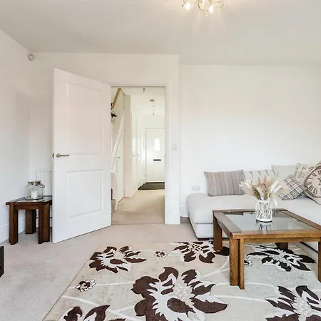 4 Bedroom Town House- Free Parking, Perfect For Families And Contractors Manchester Exterior photo