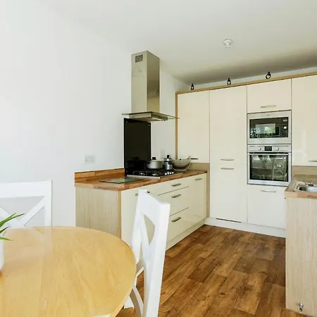 4 Bedroom Town House- Free Parking, Perfect For Families And Contractors Manchester Exterior photo