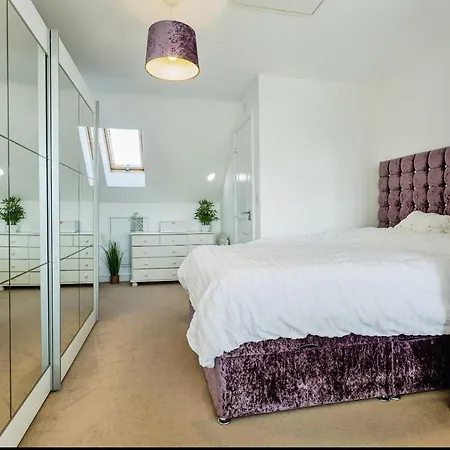 4 Bedroom Town House- Free Parking, Perfect For Families And Contractors Manchester Exterior photo