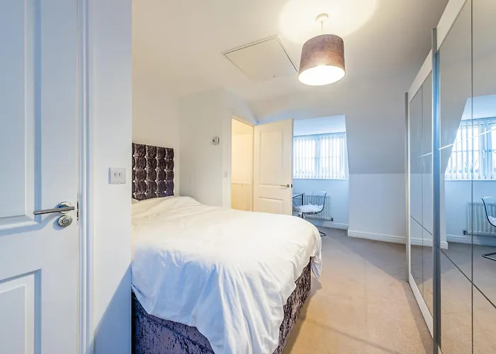 4 Bedroom Town House- Free Parking, Perfect For Families And Contractors