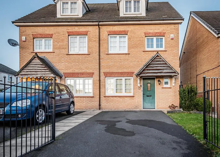 4 Bedroom Town House- Free Parking, Perfect For Families And Contractors