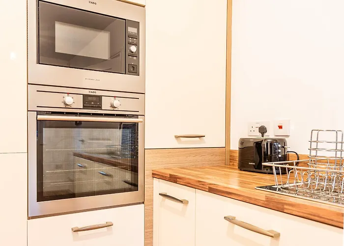 4 Bedroom Town House- Free Parking, Perfect For Families And Contractors