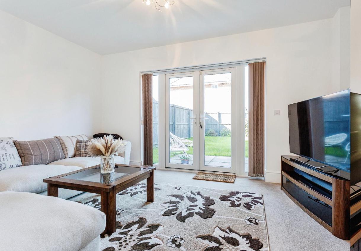 4 Bedroom Town House- Free Parking, Perfect For Families And Contractors *