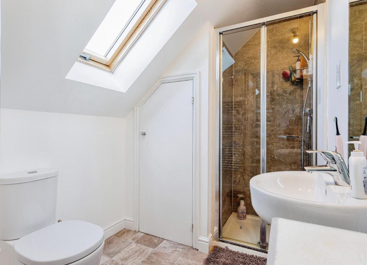 Holiday home 4 Bedroom Town House- Free Parking, Perfect For Families And Contractors *