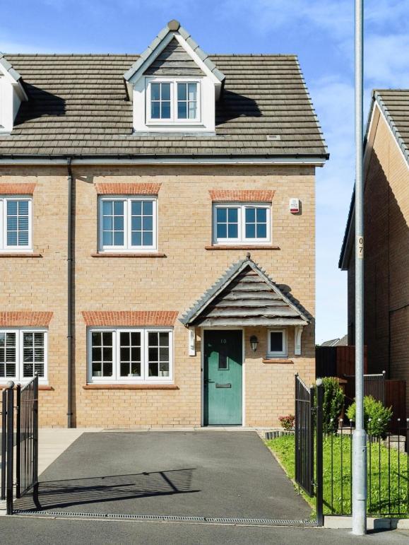 4 Bedroom Town House- Free Parking, Perfect For Families And Contractors *