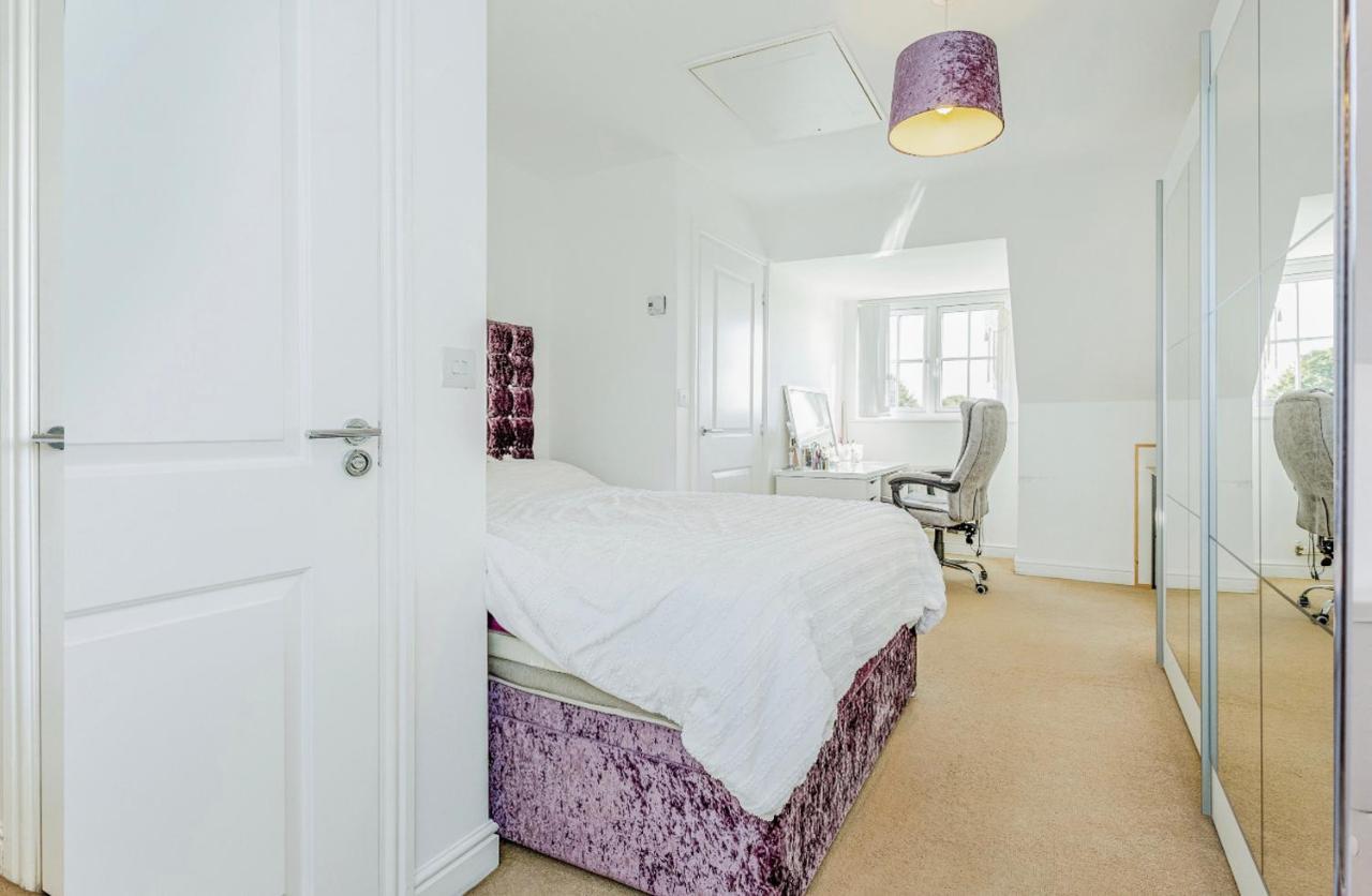 Holiday home 4 Bedroom Town House- Free Parking, Perfect For Families And Contractors Manchester