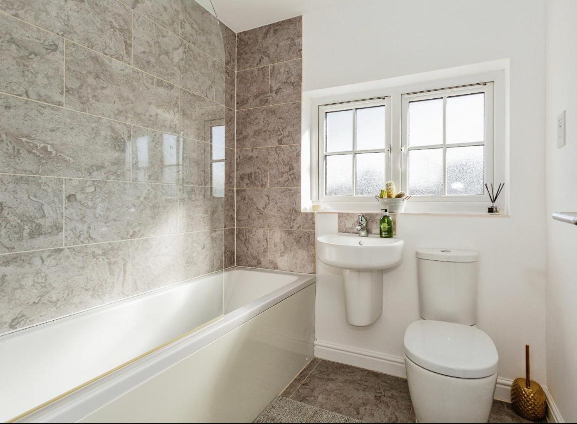 4 Bedroom Town House- Free Parking, Perfect For Families And Contractors * Manchester