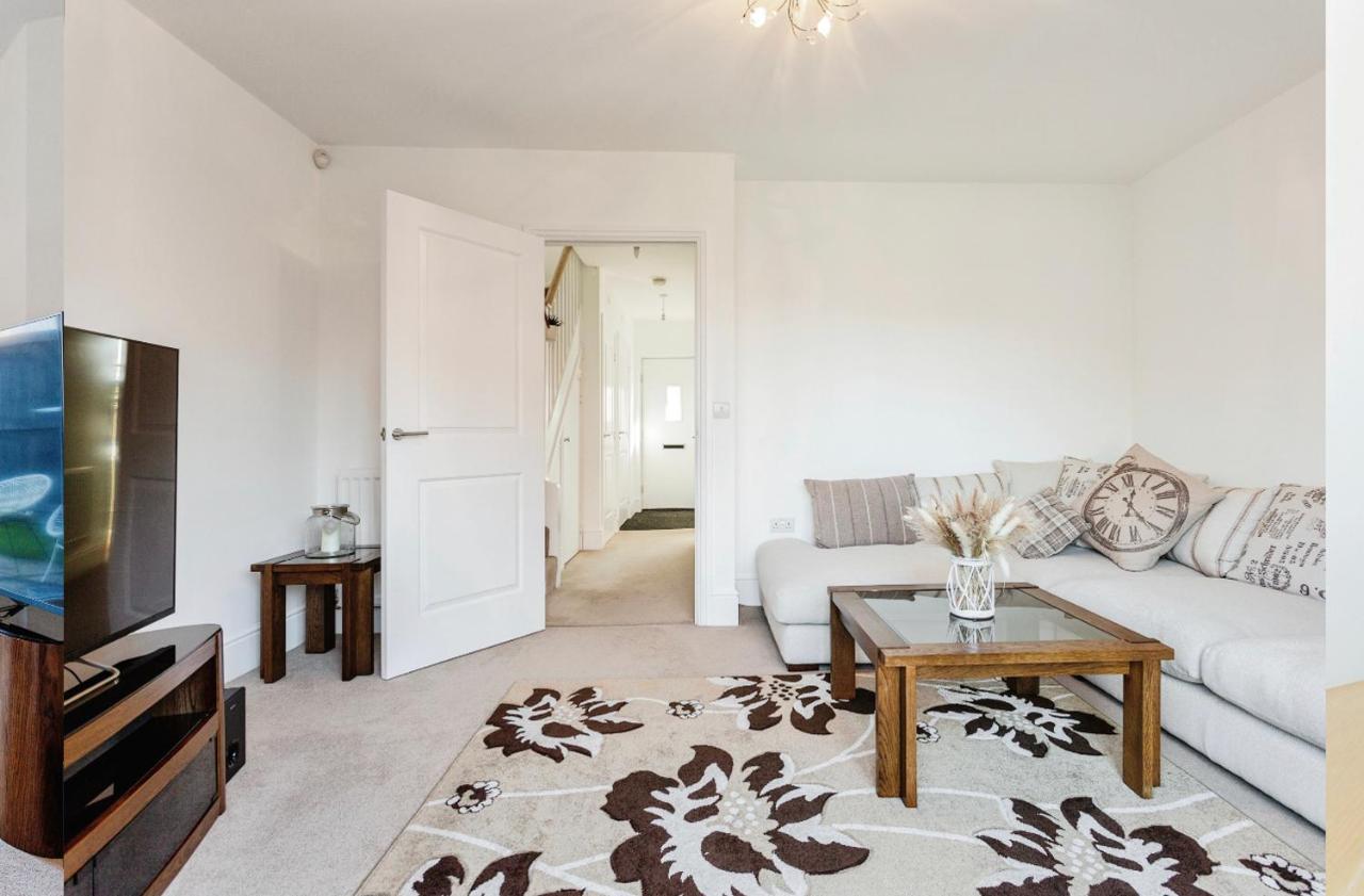 4 Bedroom Town House- Free Parking, Perfect For Families And Contractors Holiday home