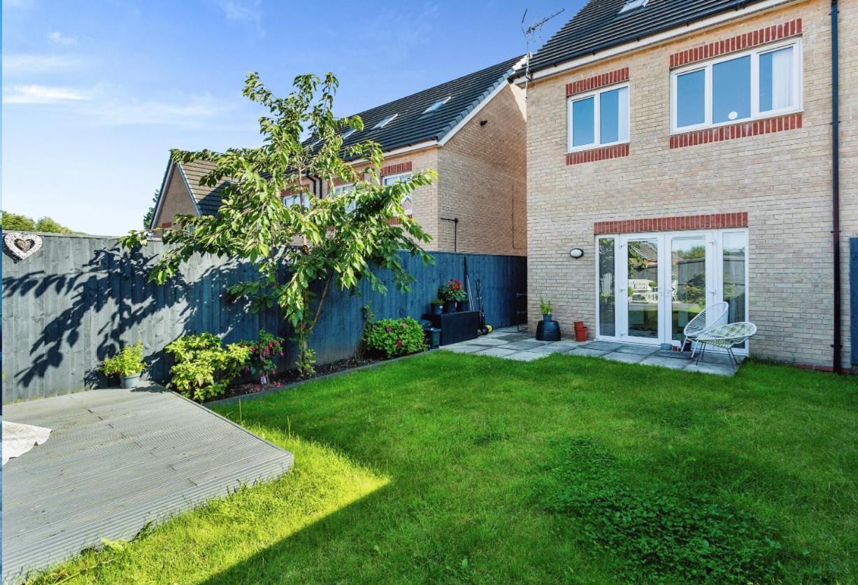 Holiday home 4 Bedroom Town House- Free Parking, Perfect For Families And Contractors