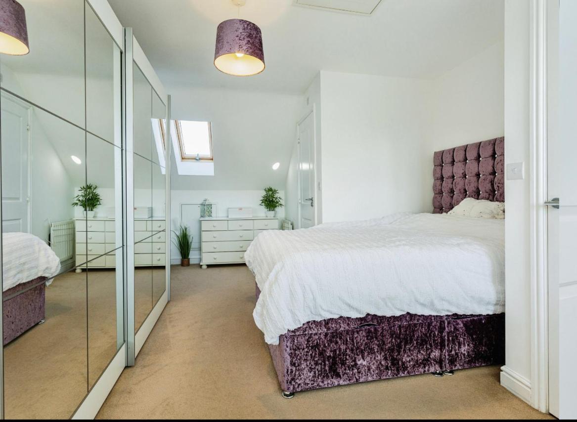 4 Bedroom Town House- Free Parking, Perfect For Families And Contractors Holiday home