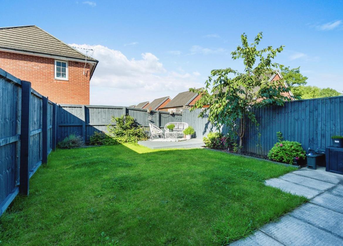Holiday home 4 Bedroom Town House- Free Parking, Perfect For Families And Contractors Manchester