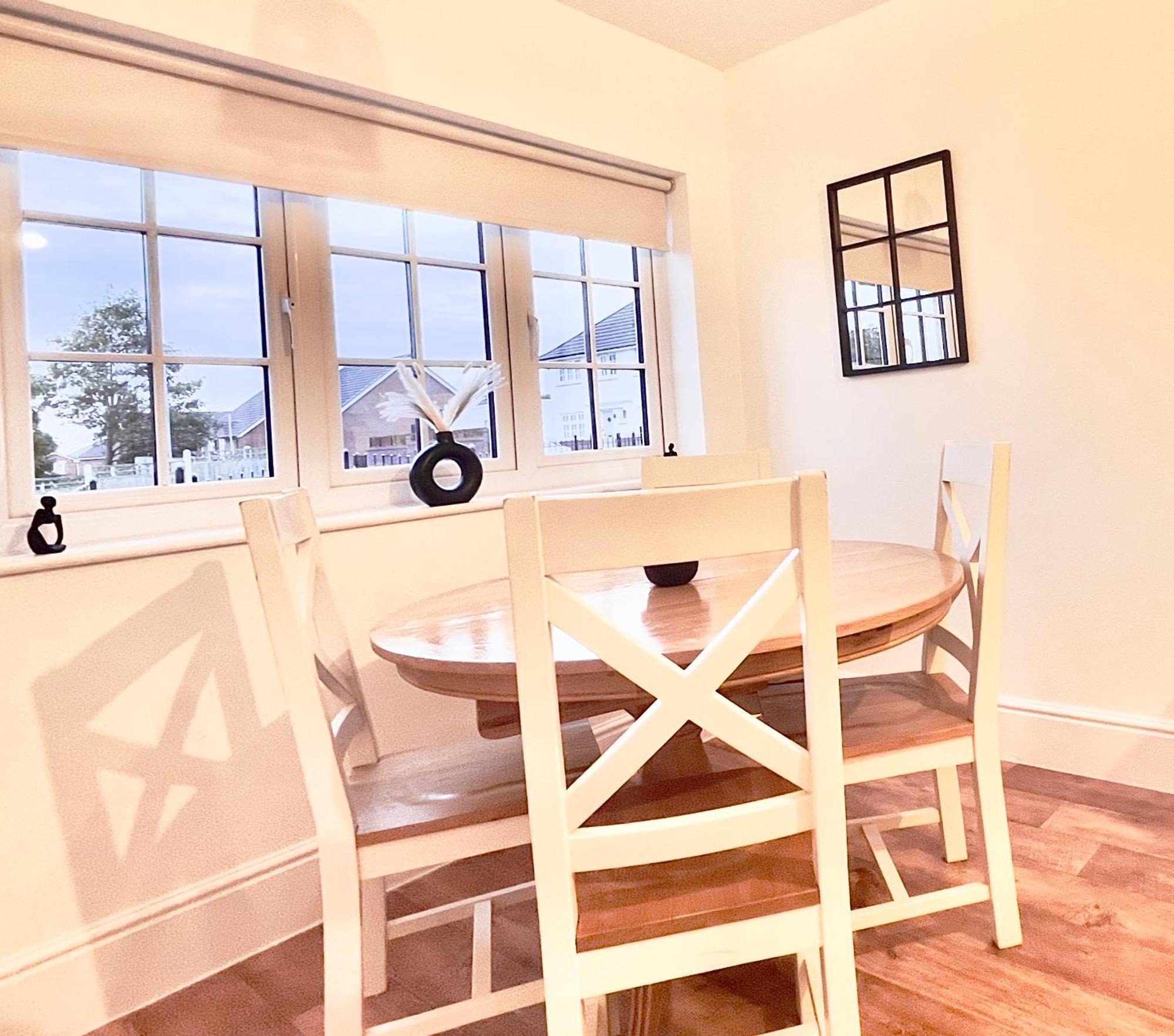 Holiday home 4 Bedroom Town House- Free Parking, Perfect For Families And Contractors *