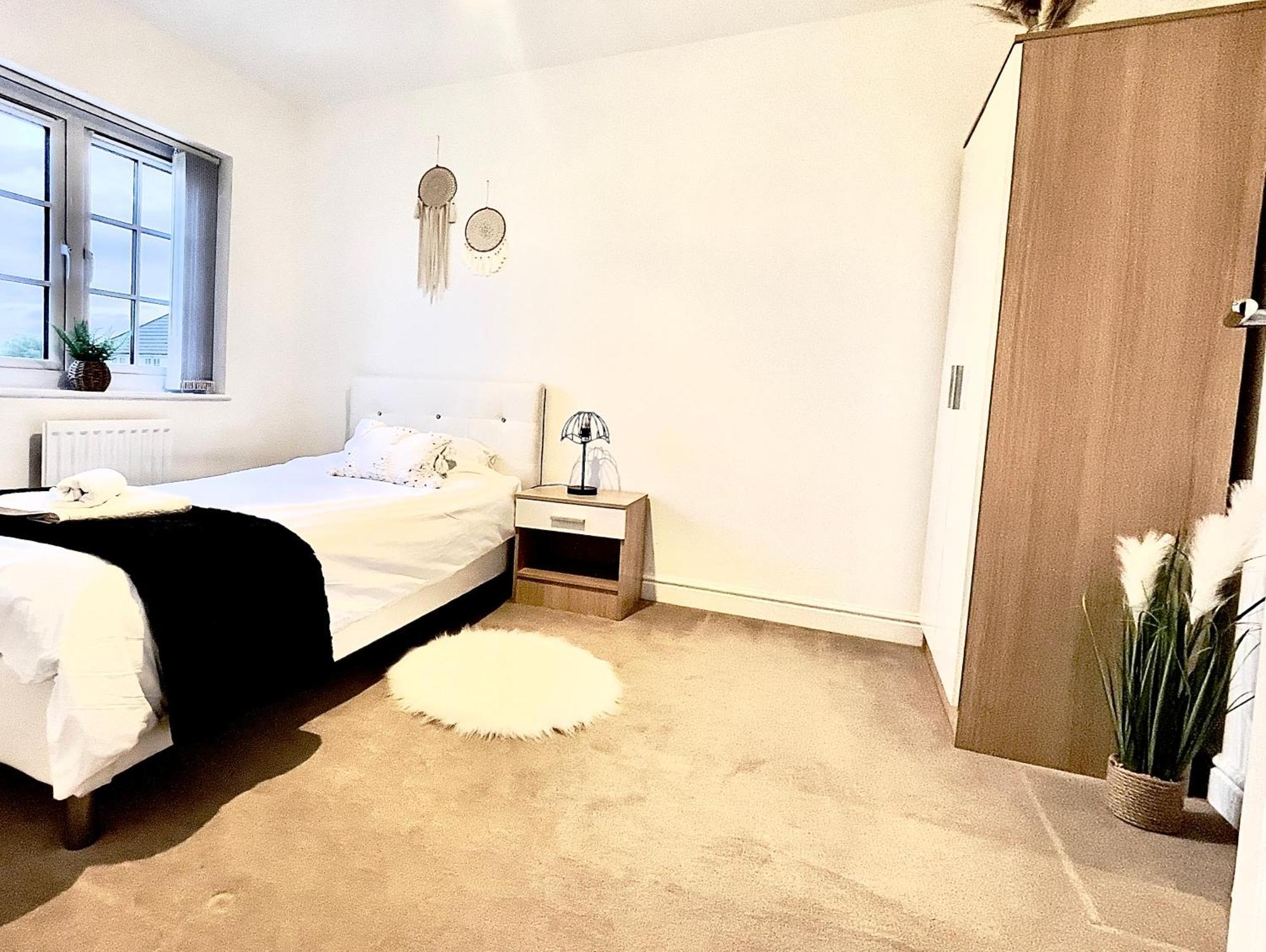 4 Bedroom Town House- Free Parking, Perfect For Families And Contractors Holiday home *