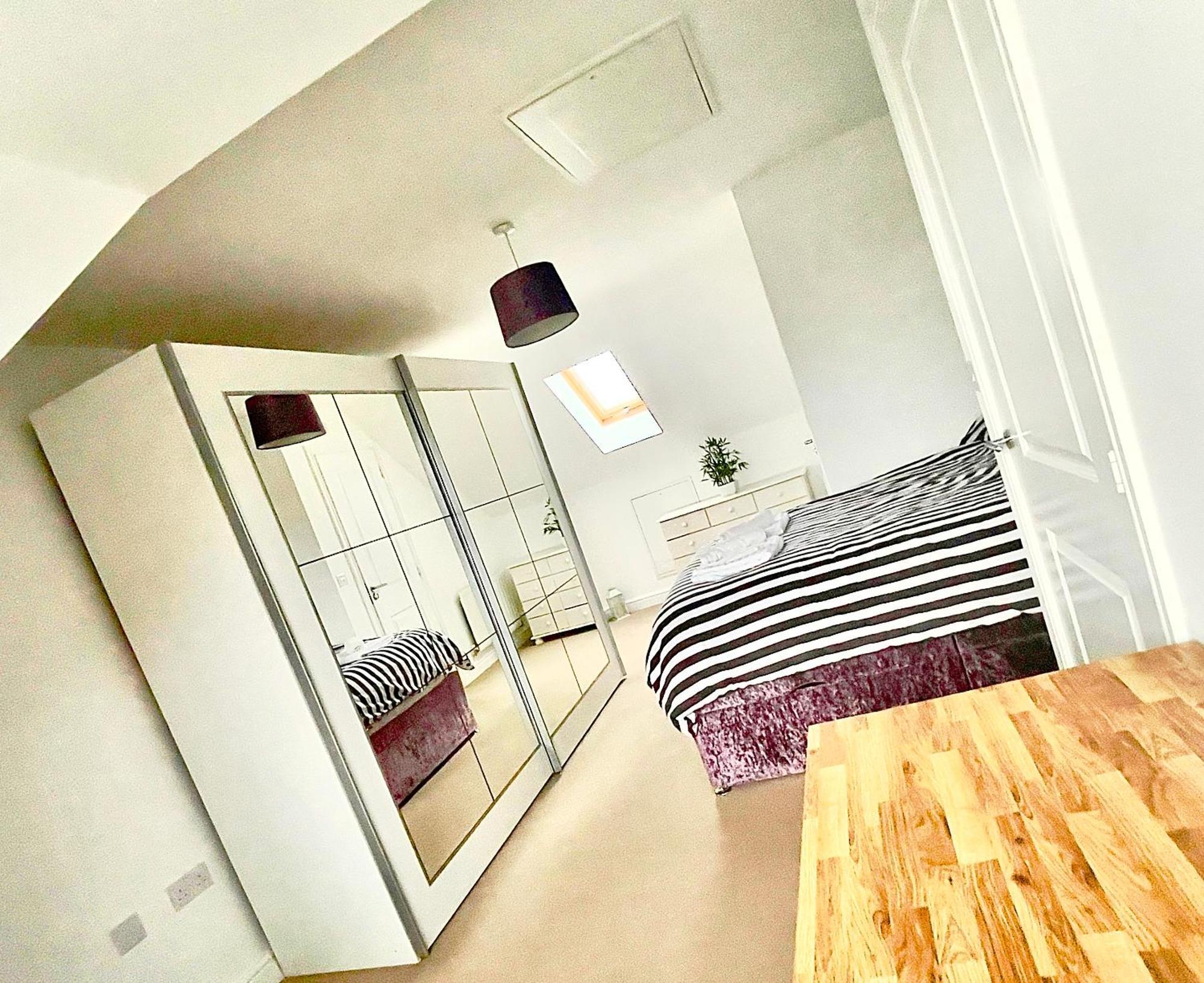 4 Bedroom Town House- Free Parking, Perfect For Families And Contractors Holiday home *