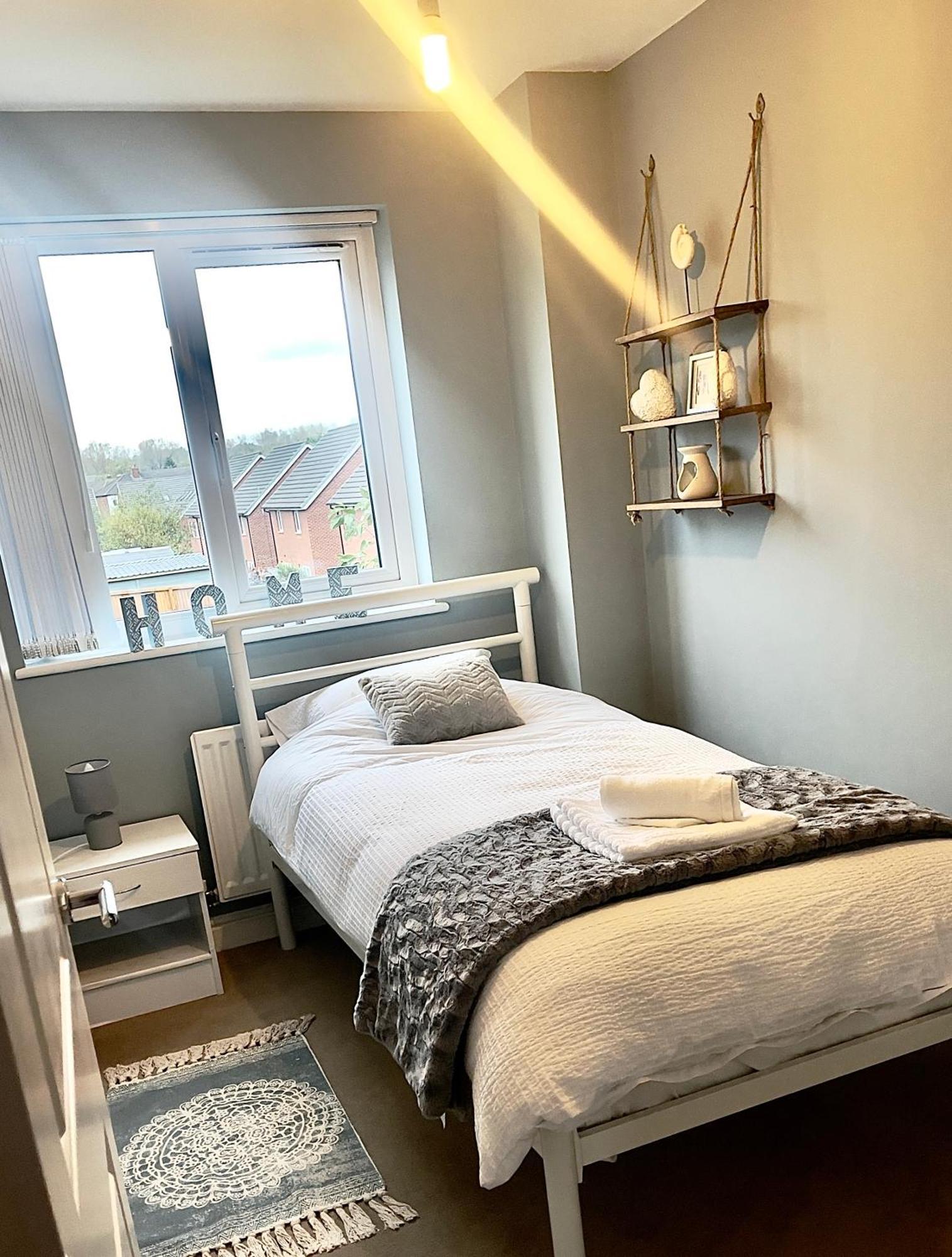 4 Bedroom Town House- Free Parking, Perfect For Families And Contractors *