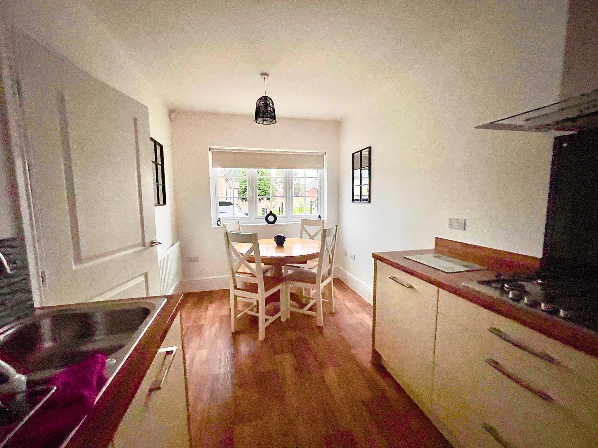 4 Bedroom Town House- Free Parking, Perfect For Families And Contractors Manchester