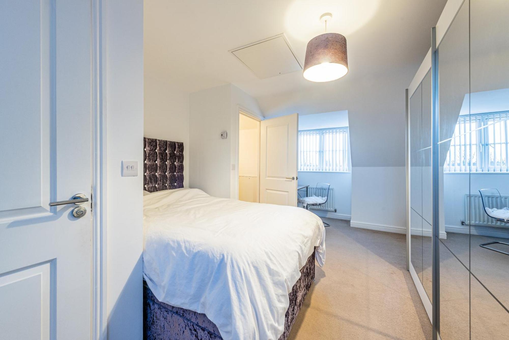 4 Bedroom Town House- Free Parking, Perfect For Families And Contractors