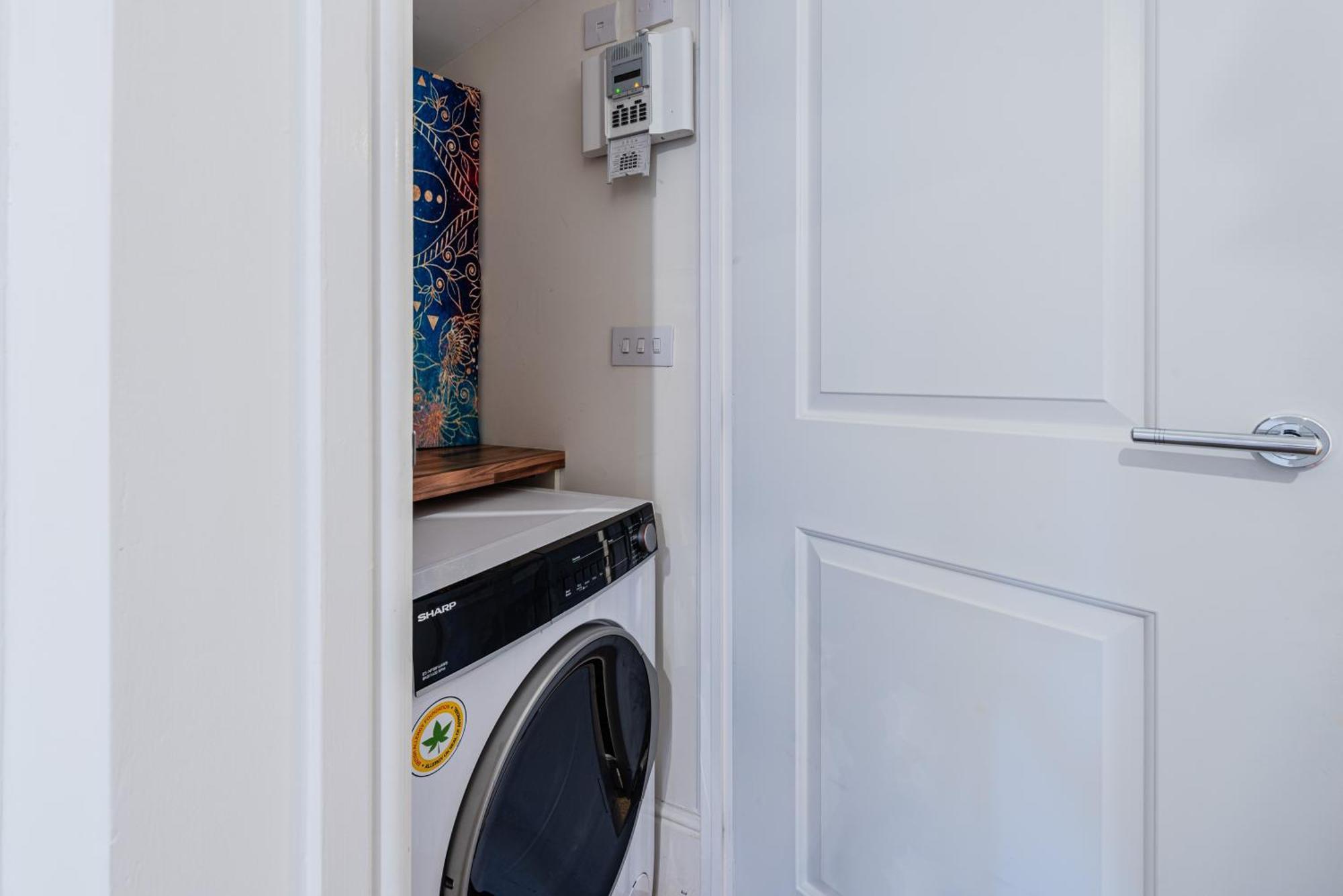 4 Bedroom Town House- Free Parking, Perfect For Families And Contractors Holiday home