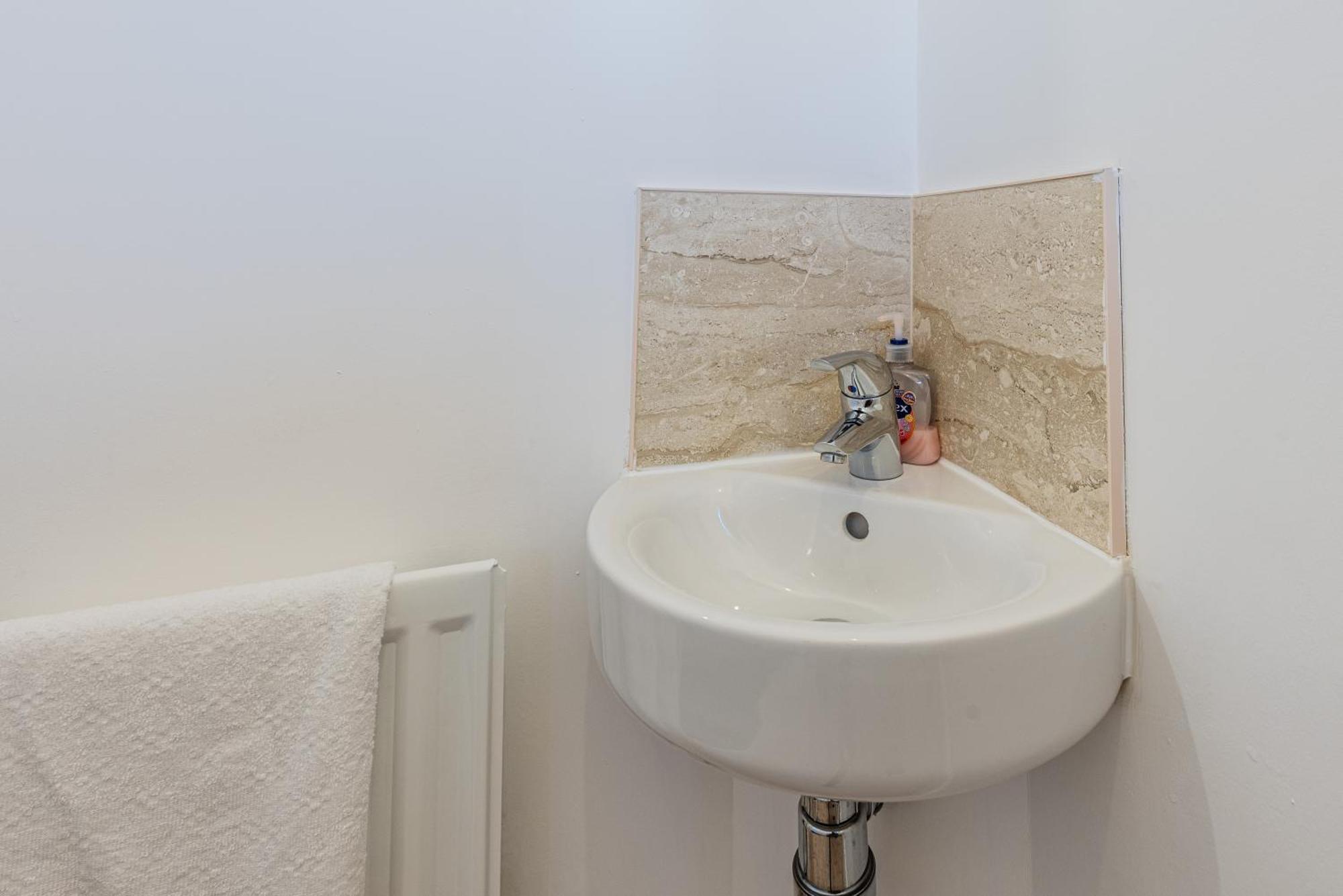 4 Bedroom Town House- Free Parking, Perfect For Families And Contractors Manchester