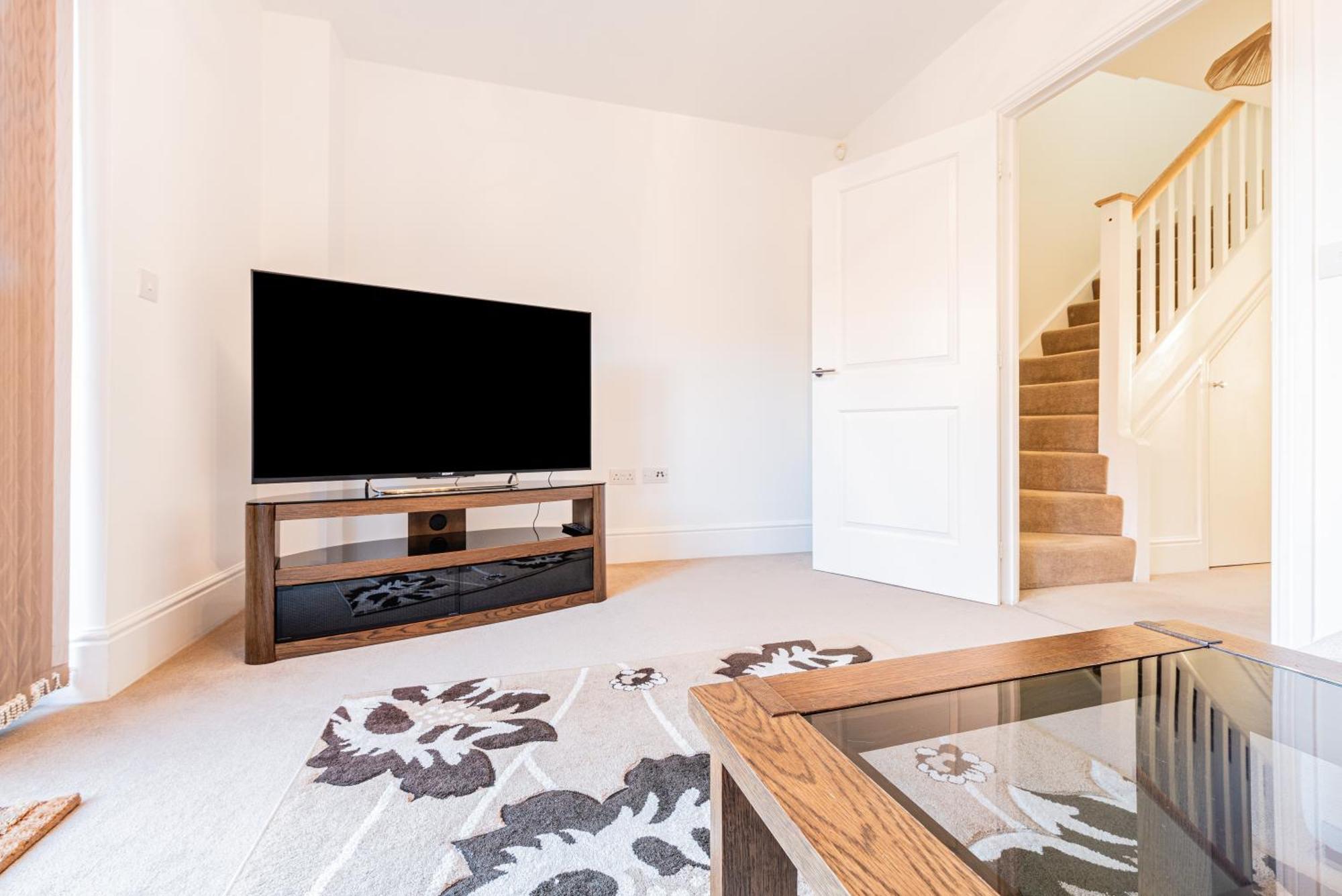 4 Bedroom Town House- Free Parking, Perfect For Families And Contractors