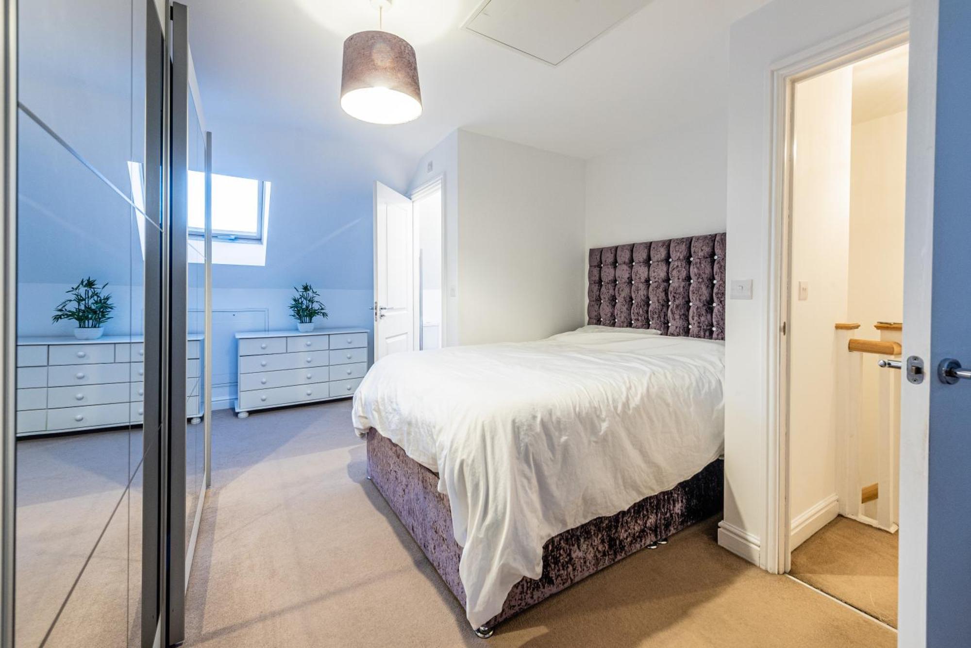 4 Bedroom Town House- Free Parking, Perfect For Families And Contractors Holiday home