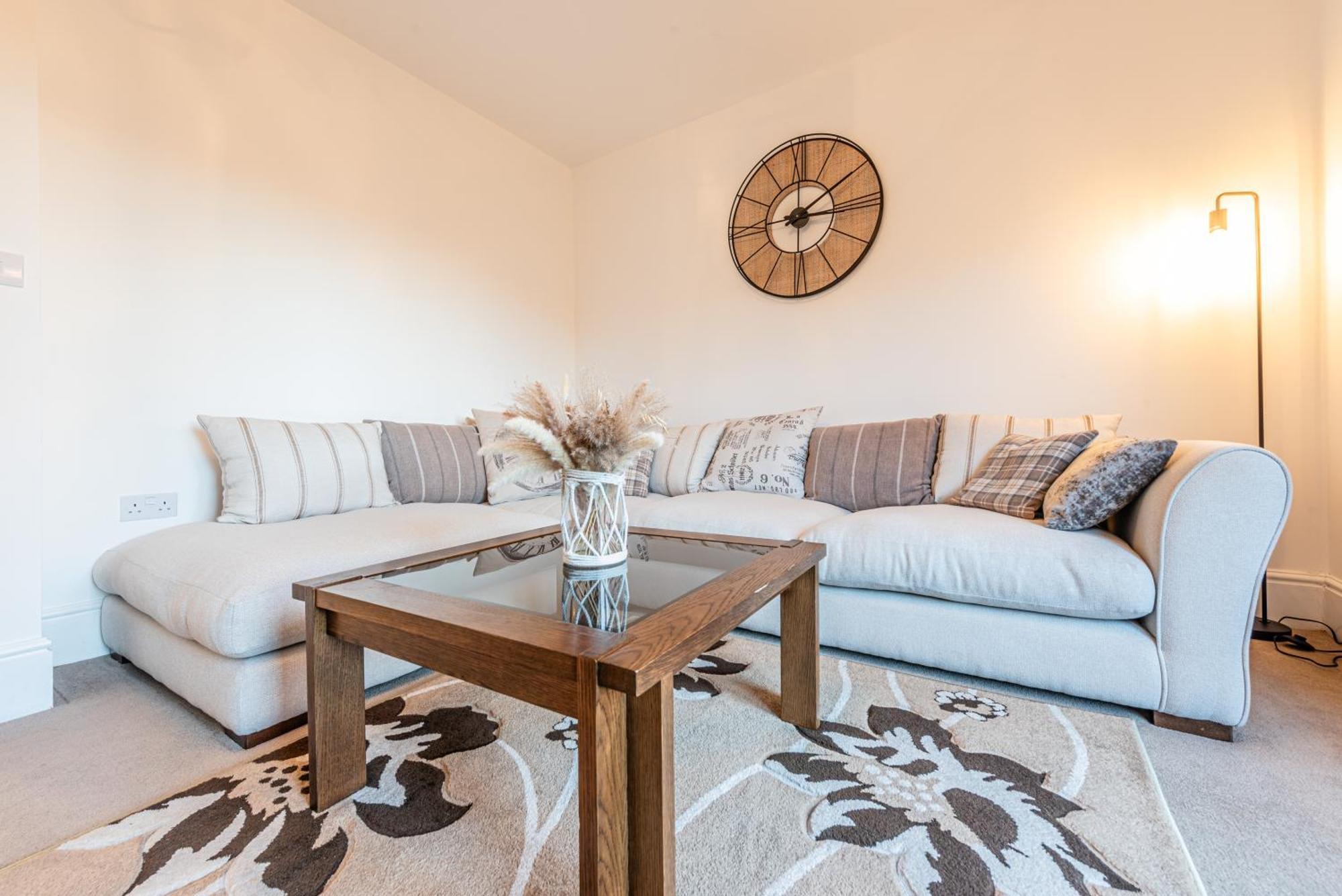 4 Bedroom Town House- Free Parking, Perfect For Families And Contractors Holiday home *