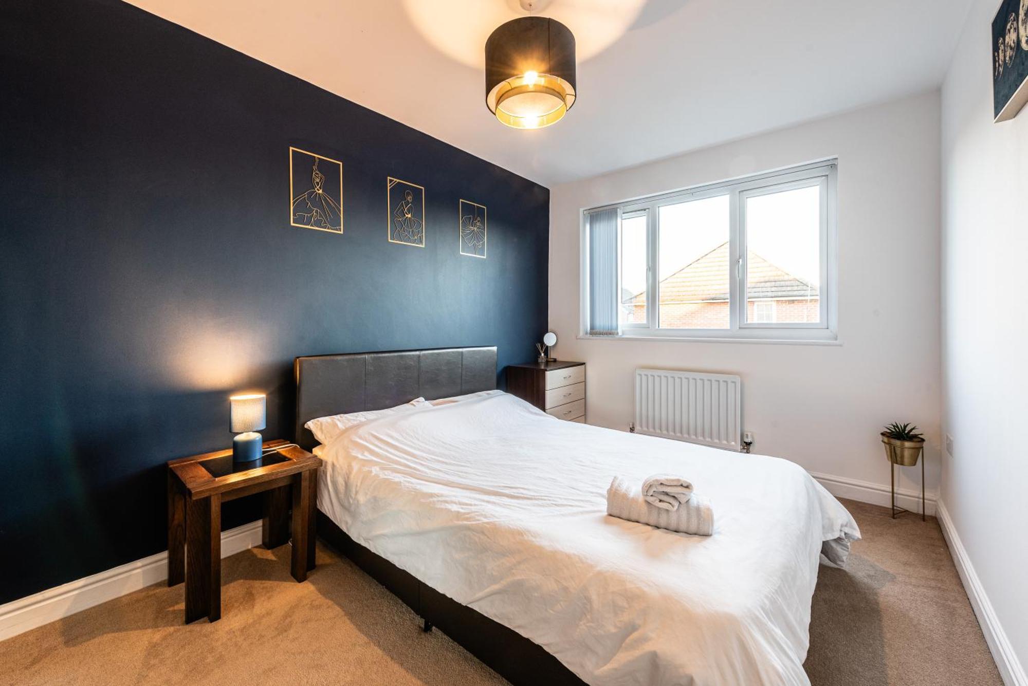 Holiday home 4 Bedroom Town House- Free Parking, Perfect For Families And Contractors *