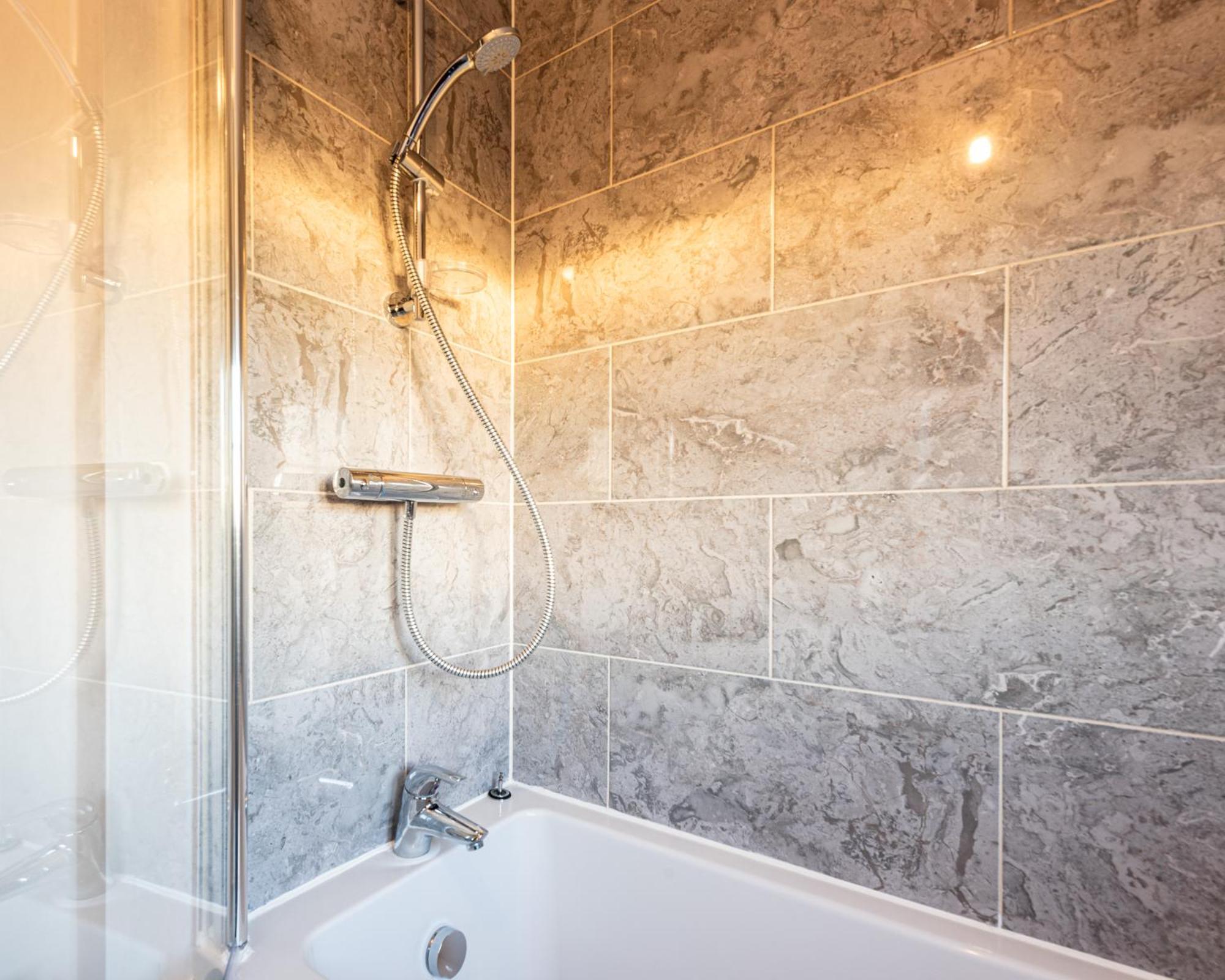 4 Bedroom Town House- Free Parking, Perfect For Families And Contractors Holiday home Manchester