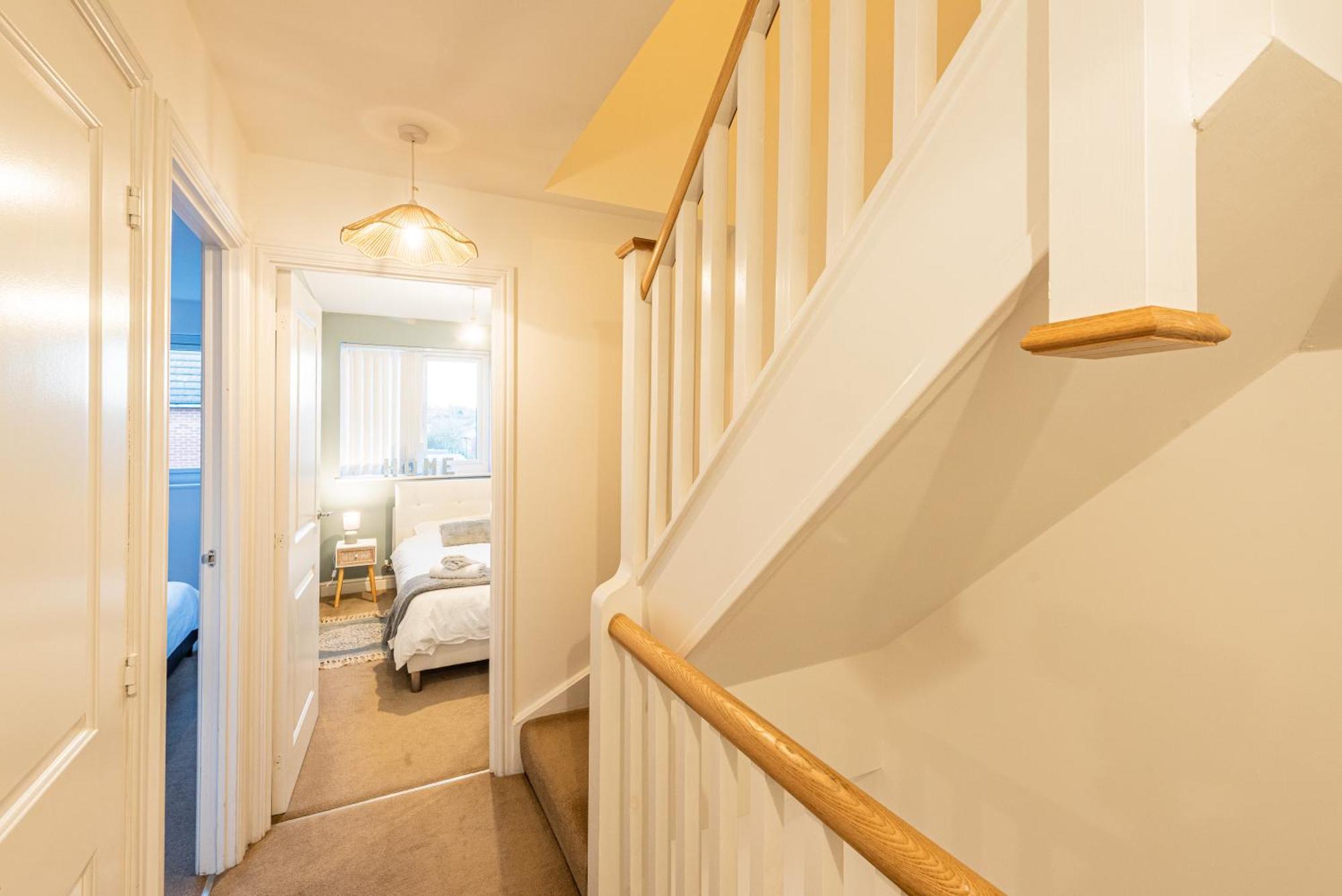 4 Bedroom Town House- Free Parking, Perfect For Families And Contractors Manchester