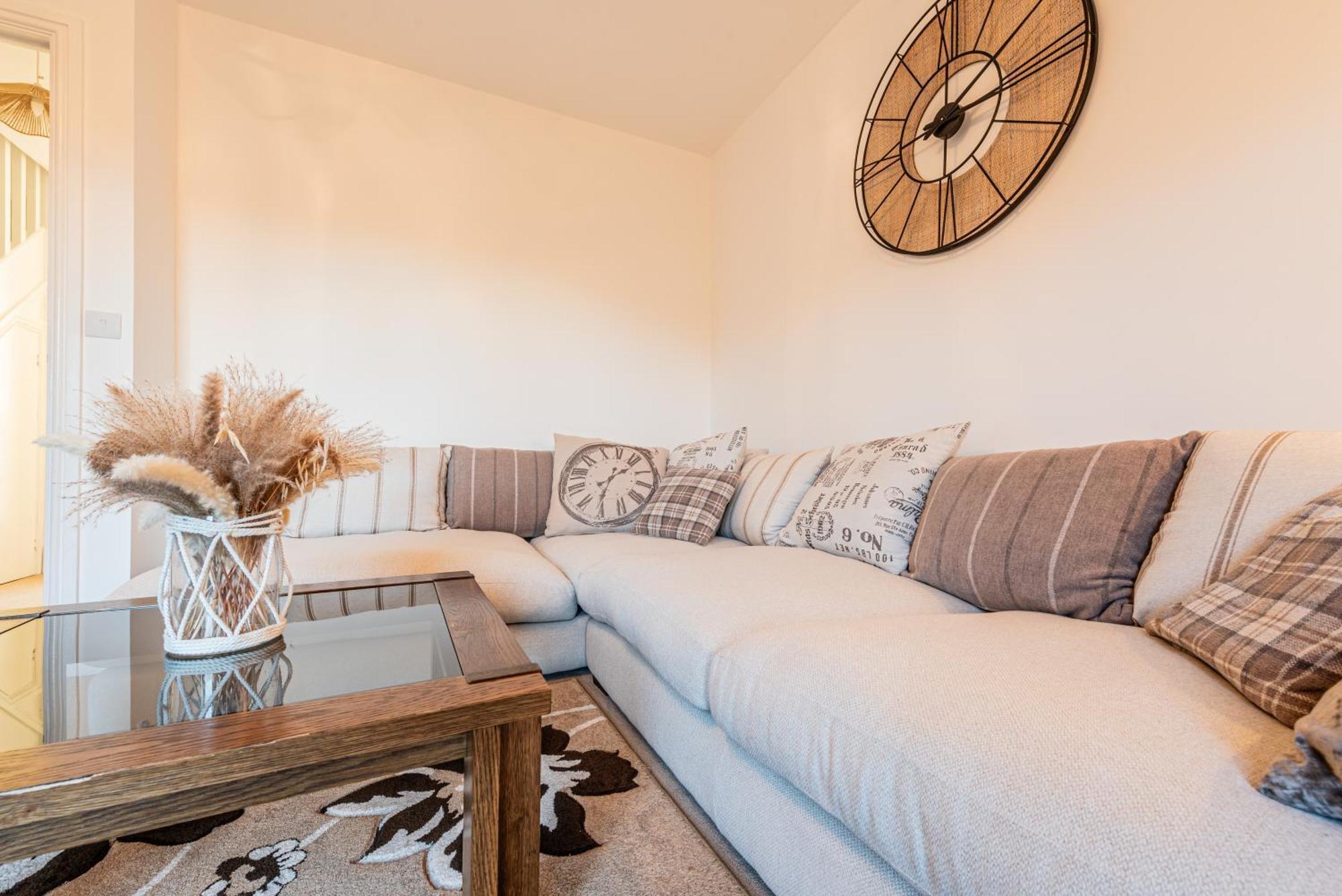 4 Bedroom Town House- Free Parking, Perfect For Families And Contractors