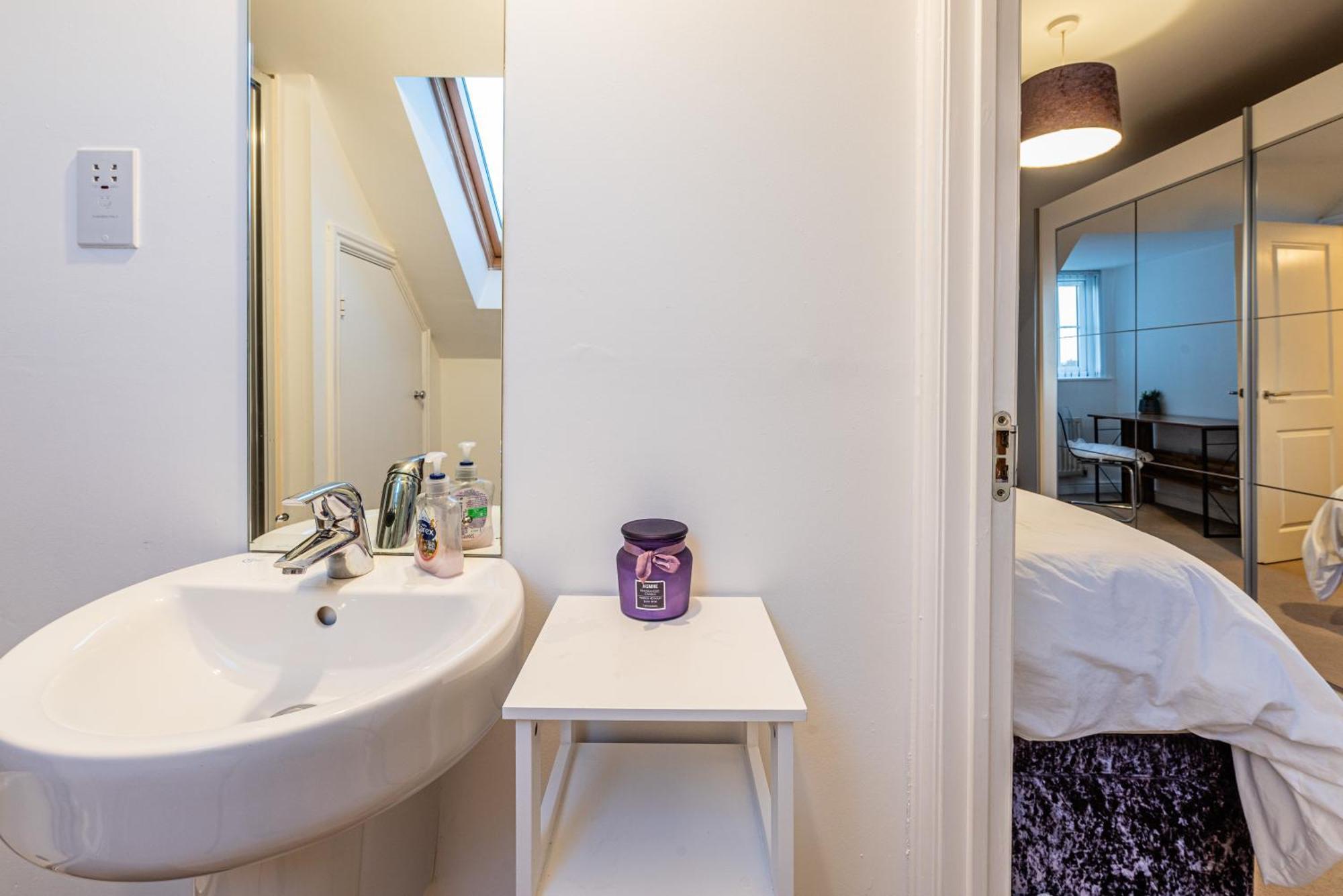 Holiday home 4 Bedroom Town House- Free Parking, Perfect For Families And Contractors
