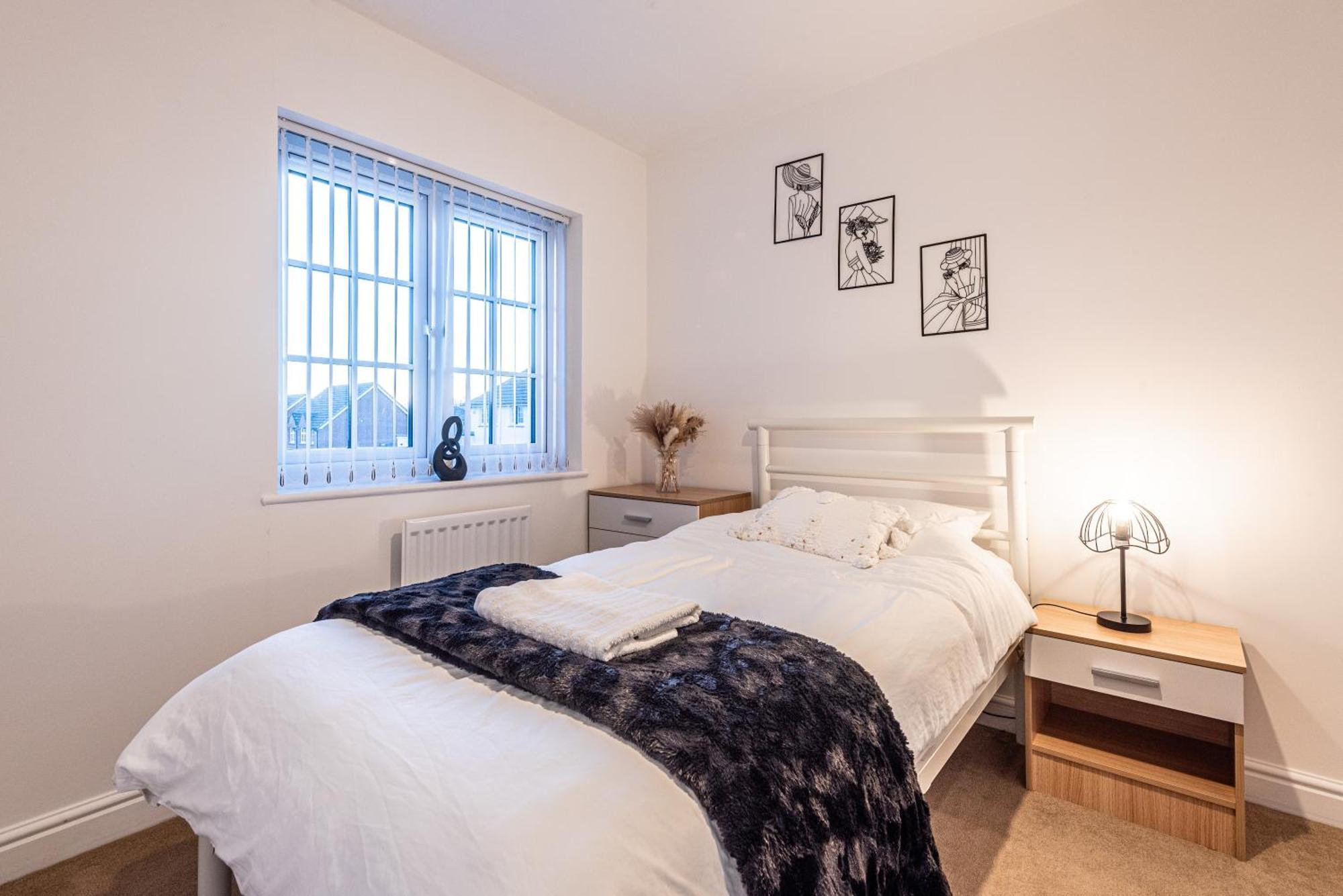 Holiday home 4 Bedroom Town House- Free Parking, Perfect For Families And Contractors *