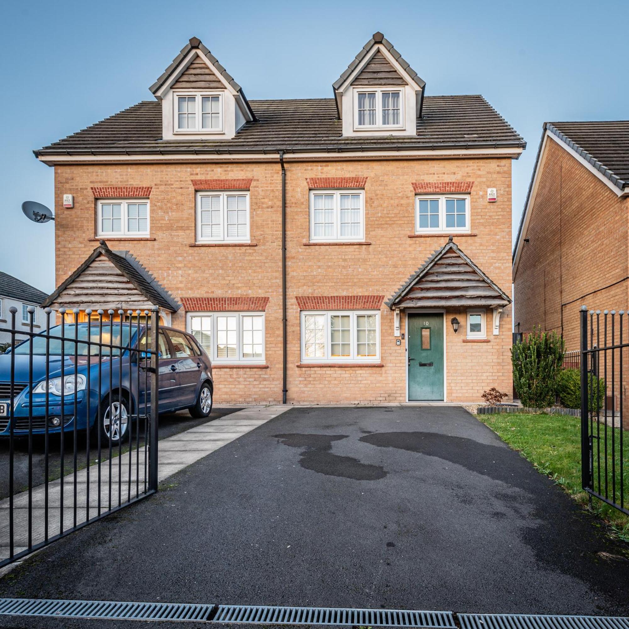4 Bedroom Town House- Free Parking, Perfect For Families And Contractors *