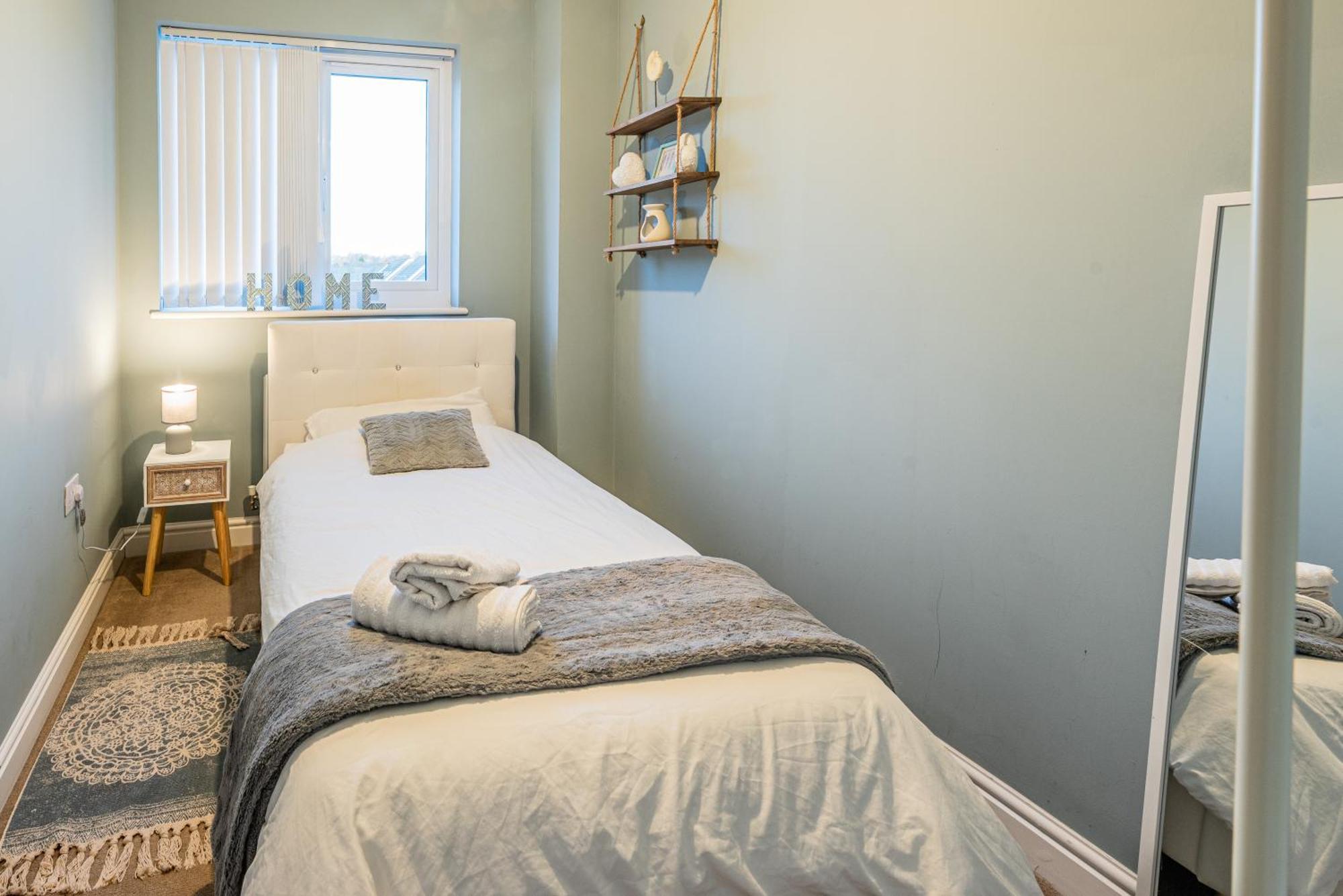 4 Bedroom Town House- Free Parking, Perfect For Families And Contractors Manchester