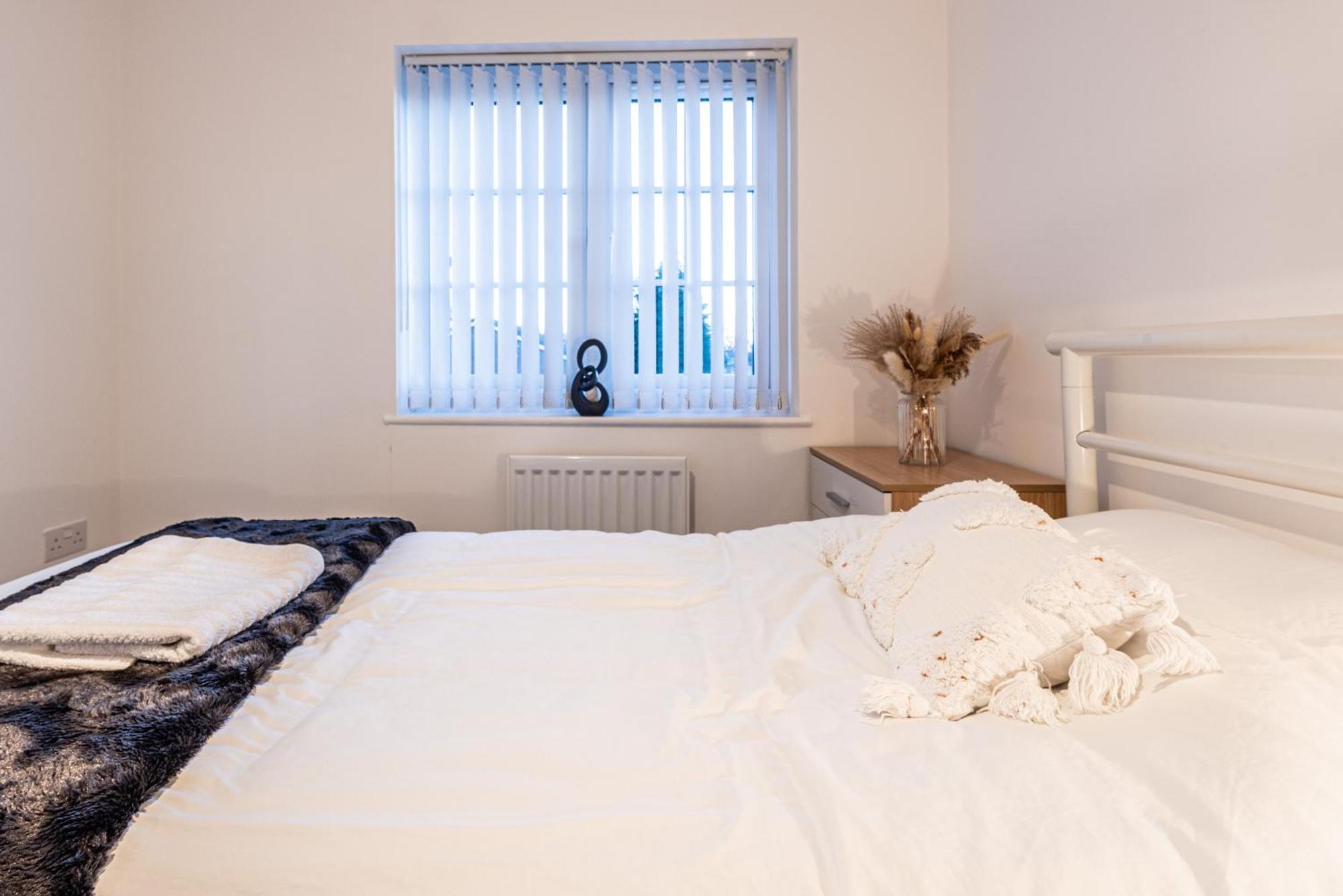 4 Bedroom Town House- Free Parking, Perfect For Families And Contractors