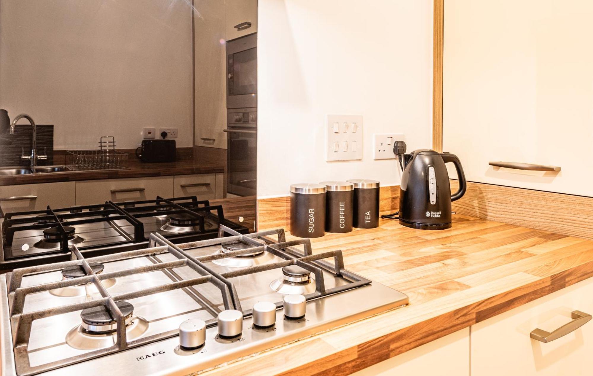 4 Bedroom Town House- Free Parking, Perfect For Families And Contractors Holiday home