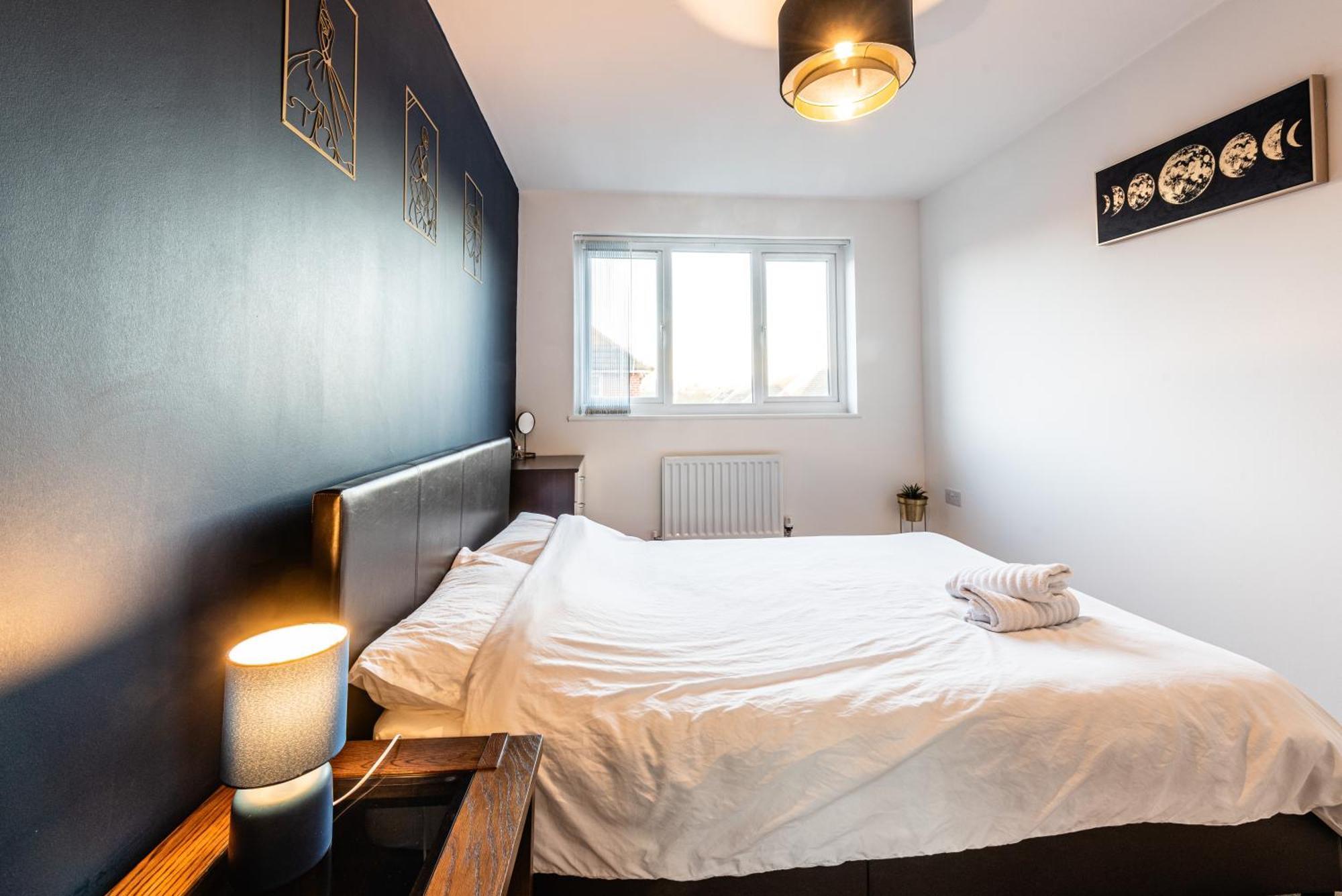 Holiday home 4 Bedroom Town House- Free Parking, Perfect For Families And Contractors