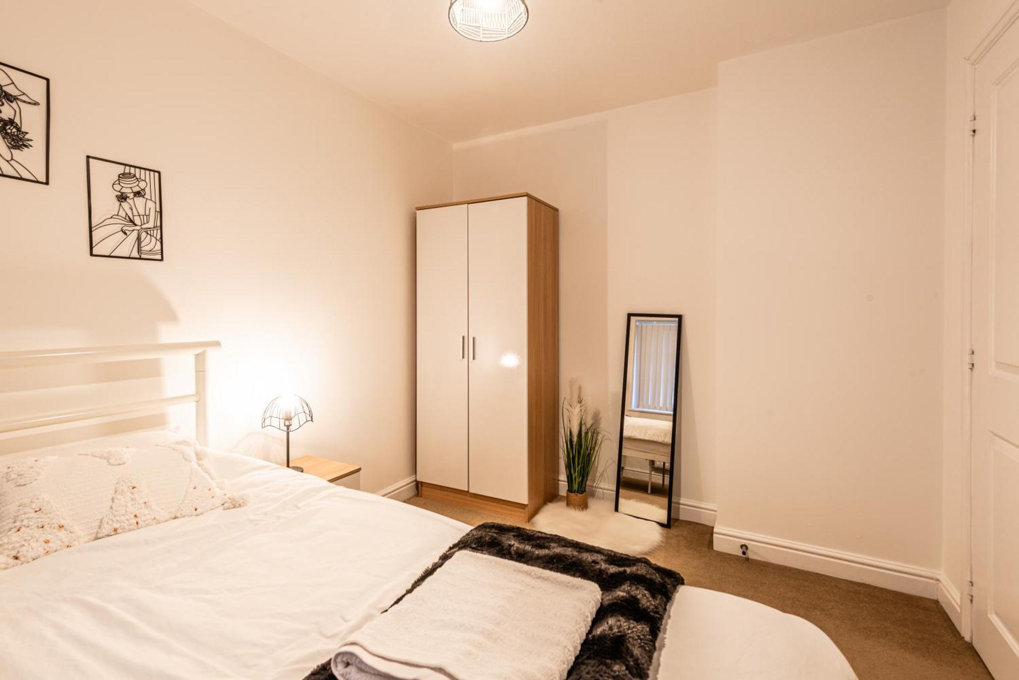 Holiday home 4 Bedroom Town House- Free Parking, Perfect For Families And Contractors Manchester