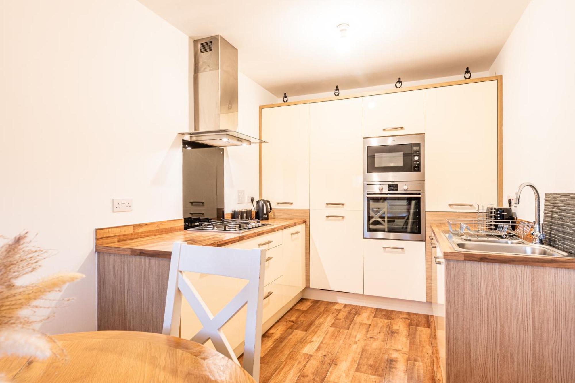 4 Bedroom Town House- Free Parking, Perfect For Families And Contractors *
